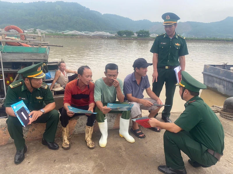 Những người lính biên phòng nơi chân sóng