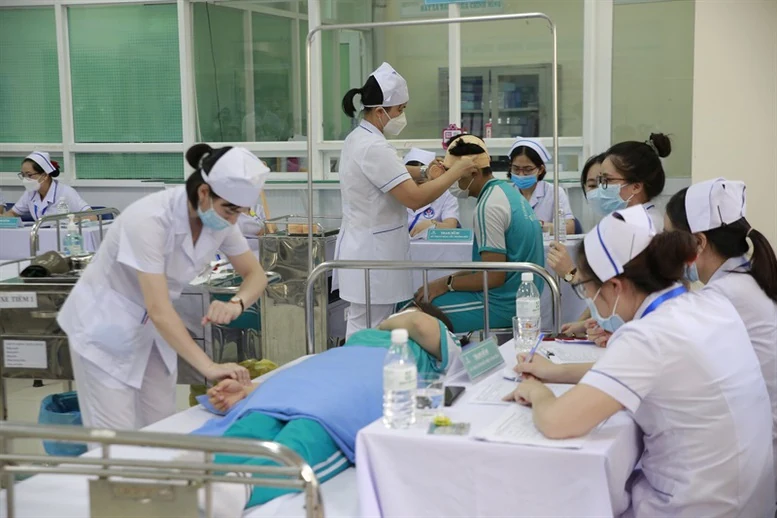 Khẩn trương đề xuất ban hành chính sách đặc thù đối với nhân viên y tế