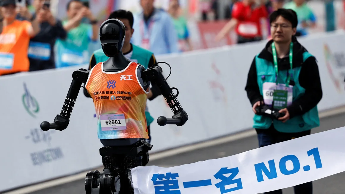 Robot Trung Quốc đua với con người trong giải bán marathon đầu tiên trên thế giới