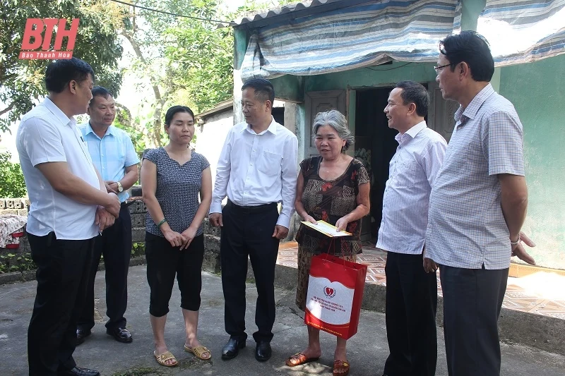 Thăm hỏi, tặng quà người khuyết tật huyện Hà Trung