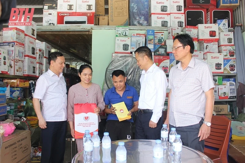 Thăm hỏi, tặng quà người khuyết tật huyện Hà Trung