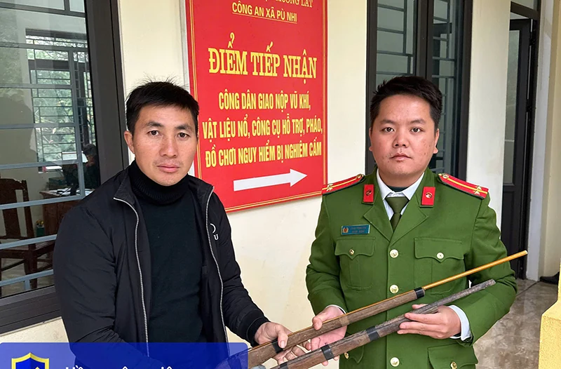 Công an xã Pù Nhi vận động Nhân dân giao nộp súng tự chế