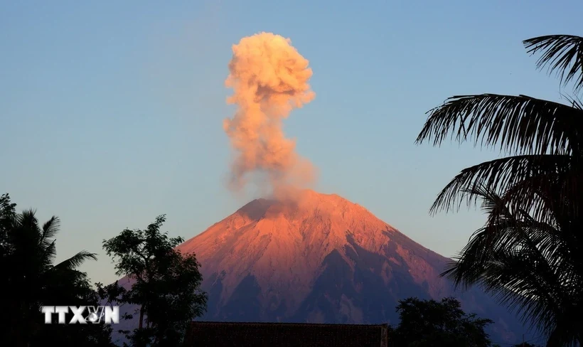 Indonesia: Núi lửa Semeru phun trào 4 lần trong ngày