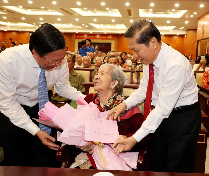 Dành 834 tỷ đồng tặng quà người có công nhân dịp 50 năm thống nhất đất nước