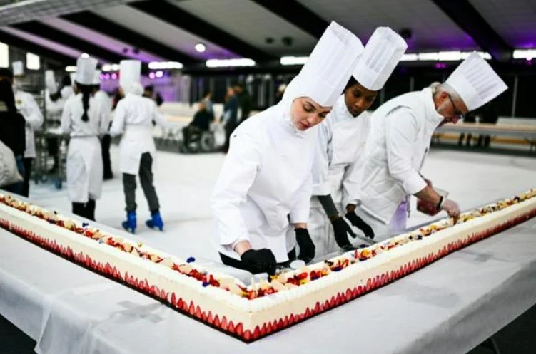 Pháp: Kỷ lục chiếc bánh dâu tây dài tới gần 122m