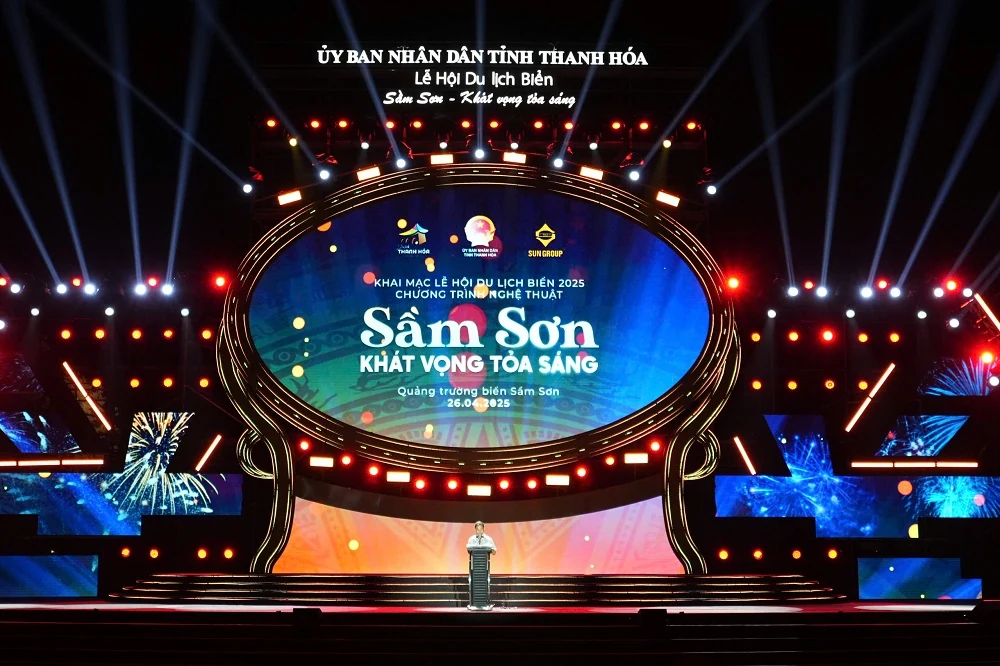 Sầm Sơn khởi đầu mùa hè rực rỡ với chương trình nghệ thuật đặc sắc và màn trình diễn pháo hoa đẳng cấp