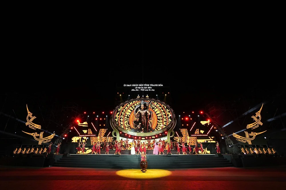 Sầm Sơn khởi đầu mùa hè rực rỡ với chương trình nghệ thuật đặc sắc và màn trình diễn pháo hoa đẳng cấp