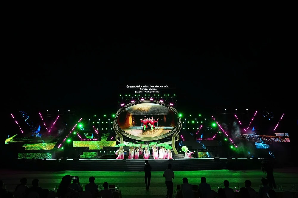 Sầm Sơn khởi đầu mùa hè rực rỡ với chương trình nghệ thuật đặc sắc và màn trình diễn pháo hoa đẳng cấp