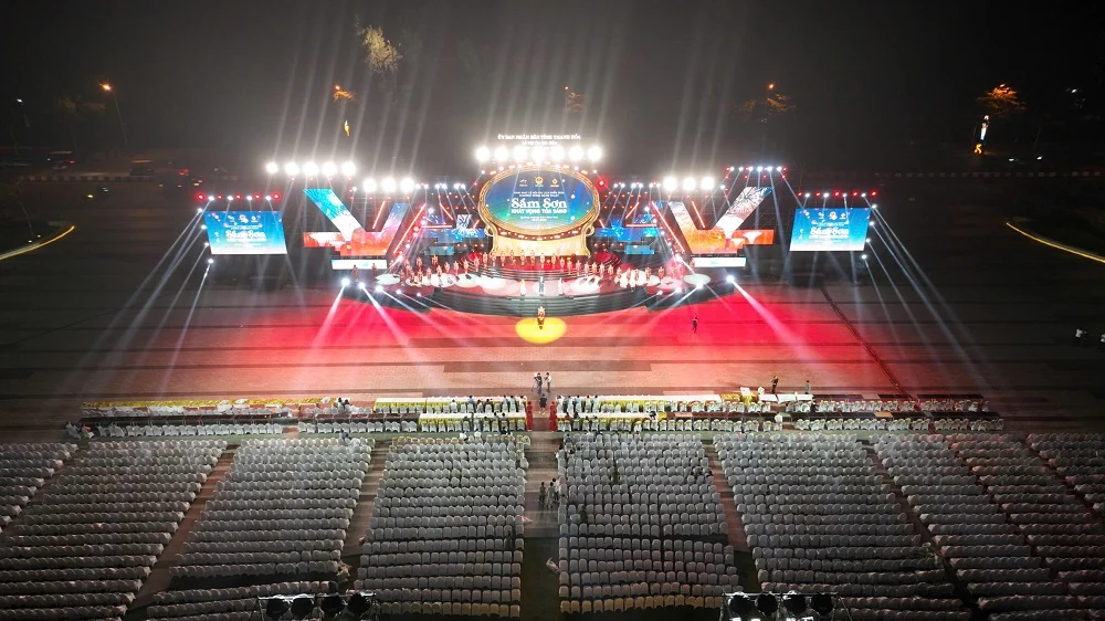 Sầm Sơn khởi đầu mùa hè rực rỡ với chương trình nghệ thuật đặc sắc và màn trình diễn pháo hoa đẳng cấp