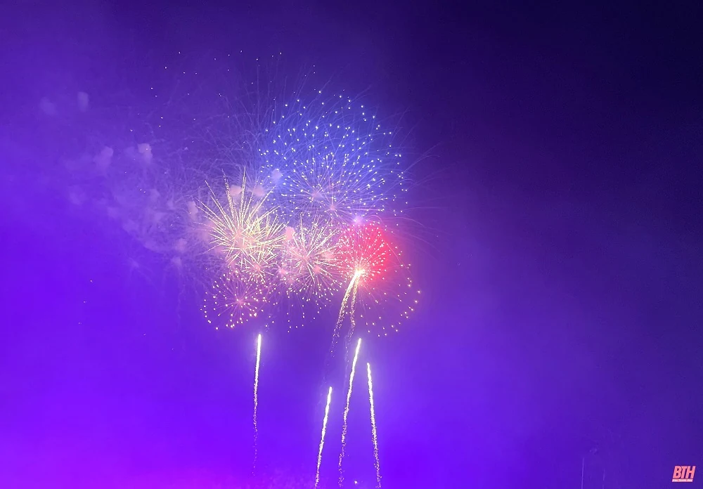 Sầm Sơn khởi đầu mùa hè rực rỡ với chương trình nghệ thuật đặc sắc và màn trình diễn pháo hoa đẳng cấp