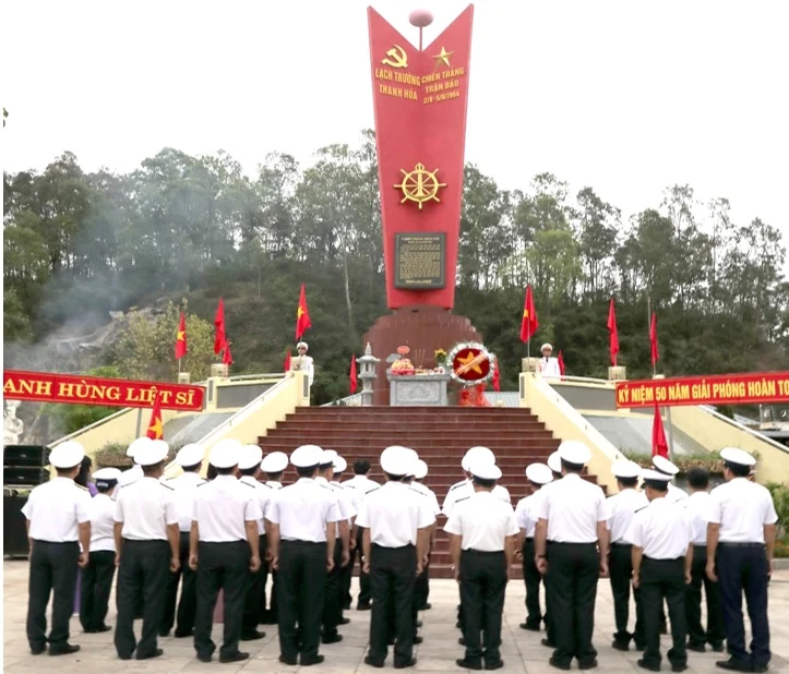 Dâng hương tưởng niệm các anh hùng liệt sĩ tại Bia di tích Chiến thắng Lạch Trường