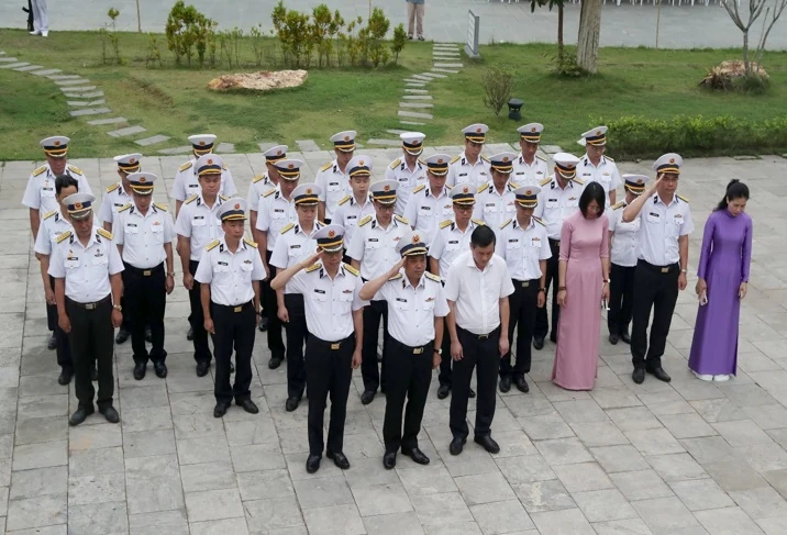 Dâng hương tưởng niệm các anh hùng liệt sĩ tại Bia di tích Chiến thắng Lạch Trường