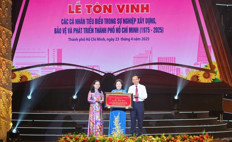 Anh hùng Lao động Mai Kiều Liên được vinh danh cá nhân tiêu biểu của TP.HCM nhân dịp 50 năm thống nhất đất nước