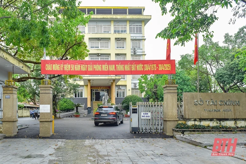 TP Thanh Hóa rực rỡ cờ hoa chào mừng 50 năm thống nhất đất nước