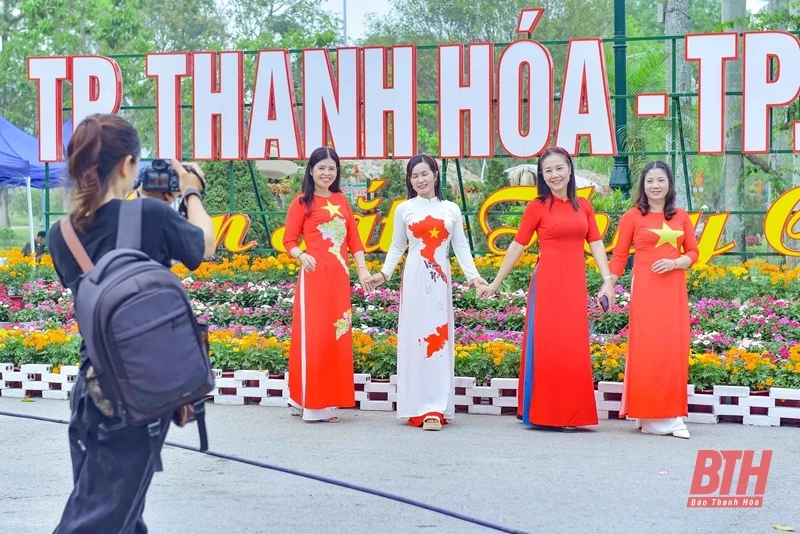 TP Thanh Hóa rực rỡ cờ hoa chào mừng 50 năm thống nhất đất nước