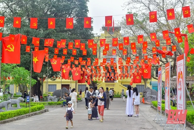 TP Thanh Hóa rực rỡ cờ hoa chào mừng 50 năm thống nhất đất nước