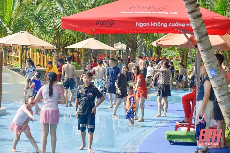 Du khách giải nhiệt ngày hè tại Sun World Sầm Sơn