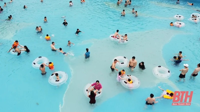 Du khách giải nhiệt ngày hè tại Sun World Sầm Sơn