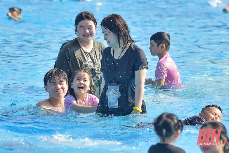 Du khách giải nhiệt ngày hè tại Sun World Sầm Sơn