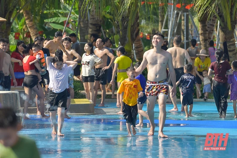 Du khách giải nhiệt ngày hè tại Sun World Sầm Sơn