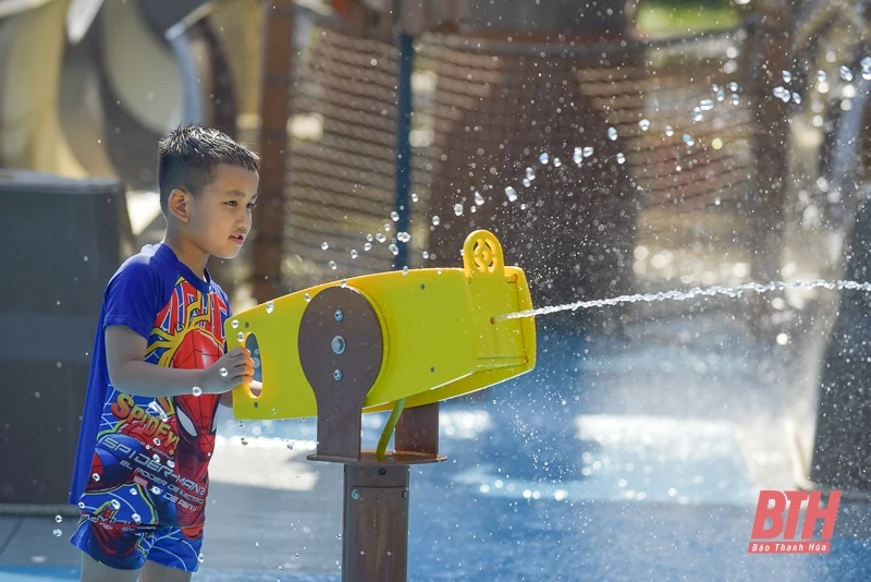 Du khách giải nhiệt ngày hè tại Sun World Sầm Sơn