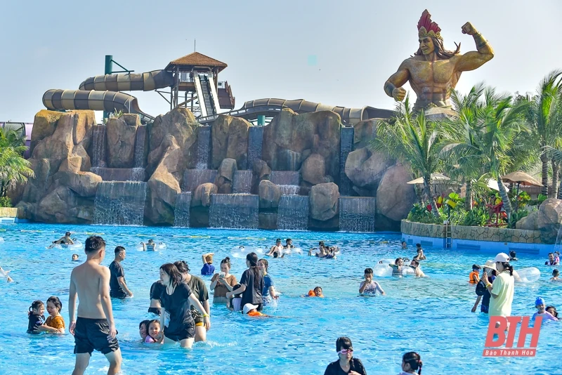 Du khách giải nhiệt ngày hè tại Sun World Sầm Sơn