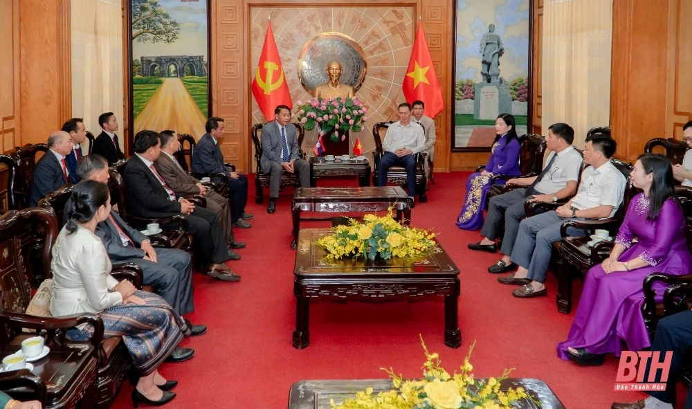 Đồng chí Trịnh Tuấn Sinh, Phó Bí thư Tỉnh ủy tiếp xã giao Đoàn đại biểu Mặt trận Lào xây dựng đất nước tỉnh Hủa Phăn