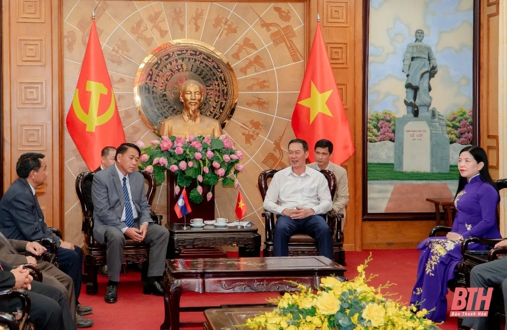 Đồng chí Trịnh Tuấn Sinh, Phó Bí thư Tỉnh ủy tiếp xã giao Đoàn đại biểu Mặt trận Lào xây dựng đất nước tỉnh Hủa Phăn