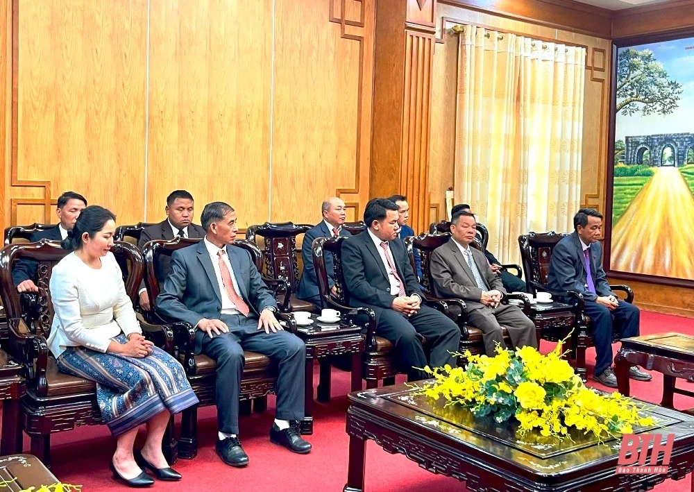 Đồng chí Trịnh Tuấn Sinh, Phó Bí thư Tỉnh ủy tiếp xã giao Đoàn đại biểu Mặt trận Lào xây dựng đất nước tỉnh Hủa Phăn