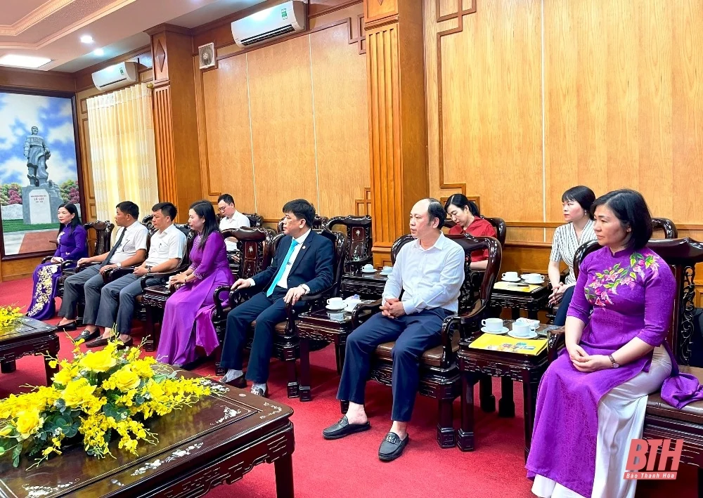 Đồng chí Trịnh Tuấn Sinh, Phó Bí thư Tỉnh ủy tiếp xã giao Đoàn đại biểu Mặt trận Lào xây dựng đất nước tỉnh Hủa Phăn