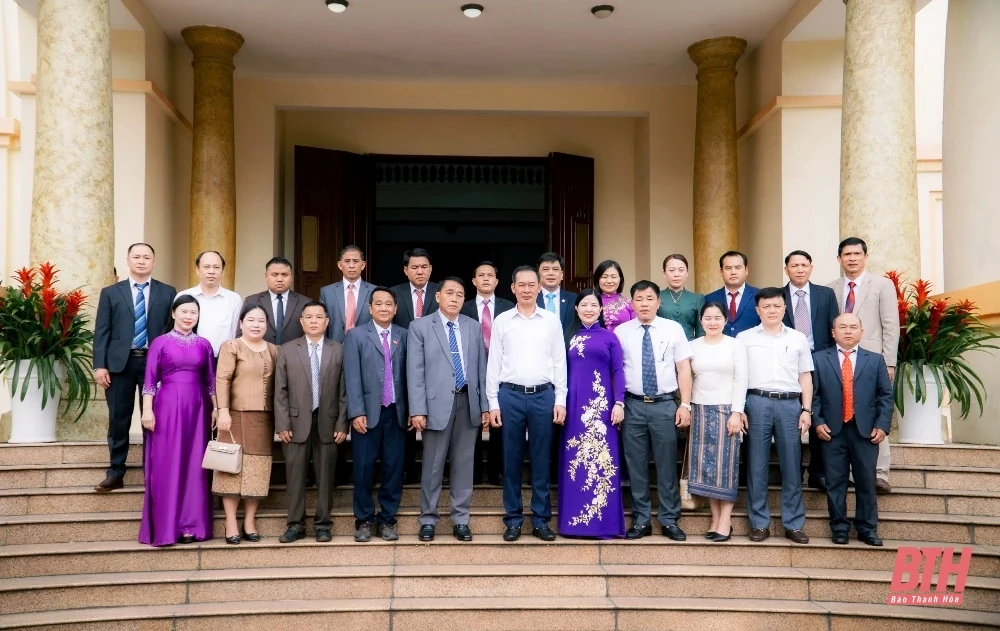 Đồng chí Trịnh Tuấn Sinh, Phó Bí thư Tỉnh ủy tiếp xã giao Đoàn đại biểu Mặt trận Lào xây dựng đất nước tỉnh Hủa Phăn