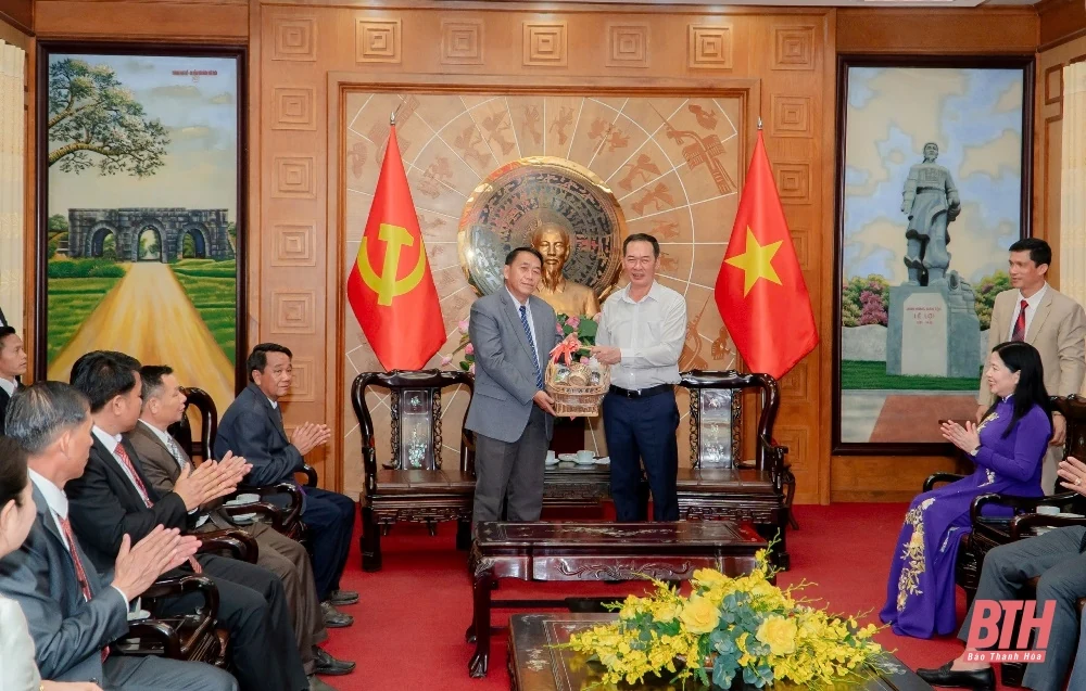 Đồng chí Trịnh Tuấn Sinh, Phó Bí thư Tỉnh ủy tiếp xã giao Đoàn đại biểu Mặt trận Lào xây dựng đất nước tỉnh Hủa Phăn