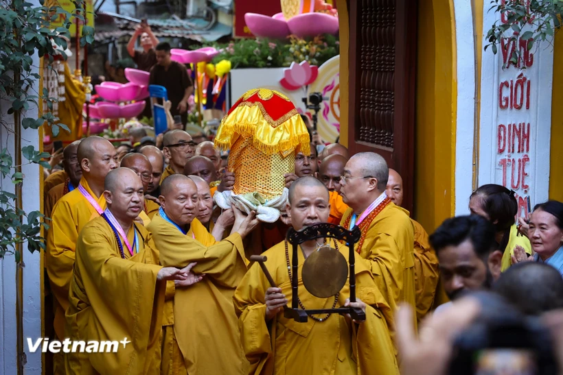 Chùa Quán Sứ mở cửa xuyên đêm để người dân, Phật tử vào chiêm bái xá lợi Phật