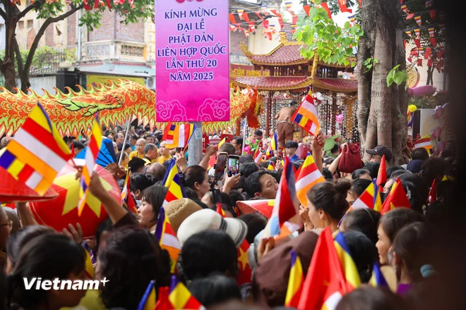 Chùa Quán Sứ mở cửa xuyên đêm để người dân, Phật tử vào chiêm bái xá lợi Phật