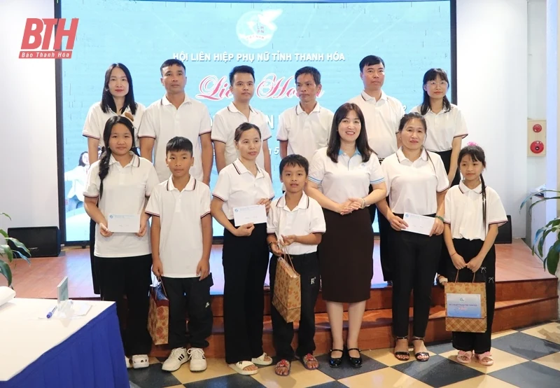 Liên hoan Gia đình nữ công nhân hạnh phúc tiêu biểu