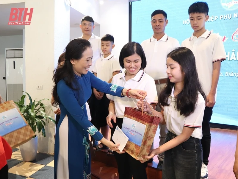 Liên hoan Gia đình nữ công nhân hạnh phúc tiêu biểu