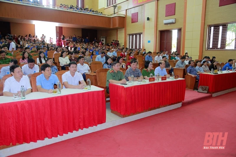 Trưng bày ảnh, tranh cổ động tuyên truyền đảm bảo trật tự, an toàn giao thông