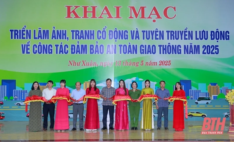 Trưng bày ảnh, tranh cổ động tuyên truyền đảm bảo trật tự, an toàn giao thông