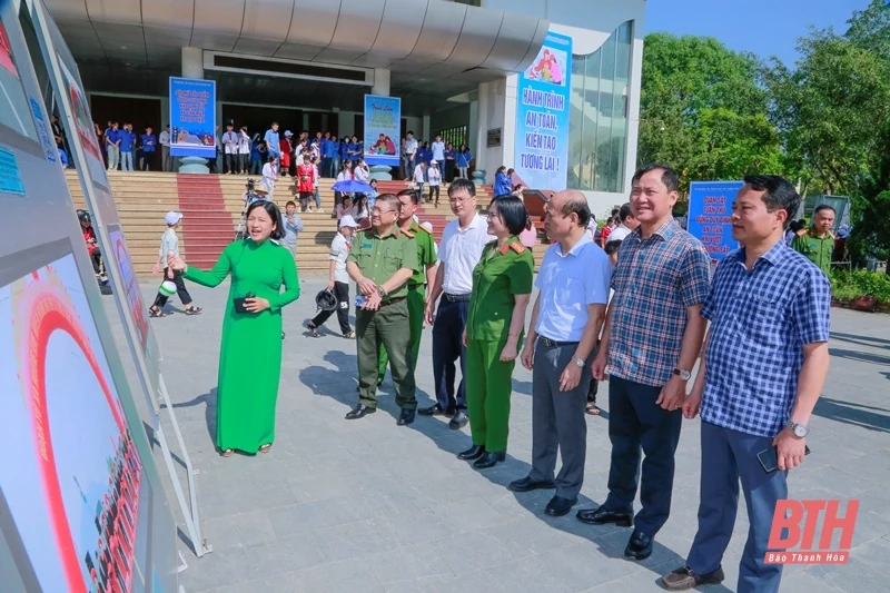 Trưng bày ảnh, tranh cổ động tuyên truyền đảm bảo trật tự, an toàn giao thông