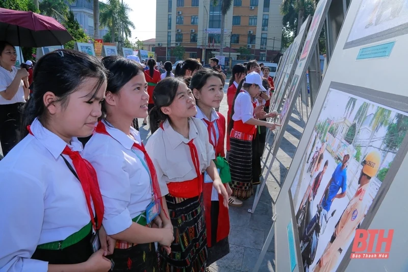 Trưng bày ảnh, tranh cổ động tuyên truyền đảm bảo trật tự, an toàn giao thông