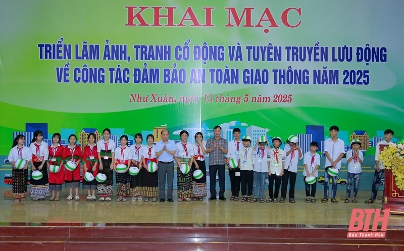 Trưng bày ảnh, tranh cổ động tuyên truyền đảm bảo trật tự, an toàn giao thông