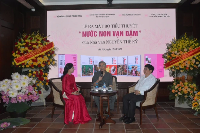 Nước non vạn dặm: Bộ tiểu thuyết đồ sộ về cuộc đời và sự nghiệp của Bác Hồ