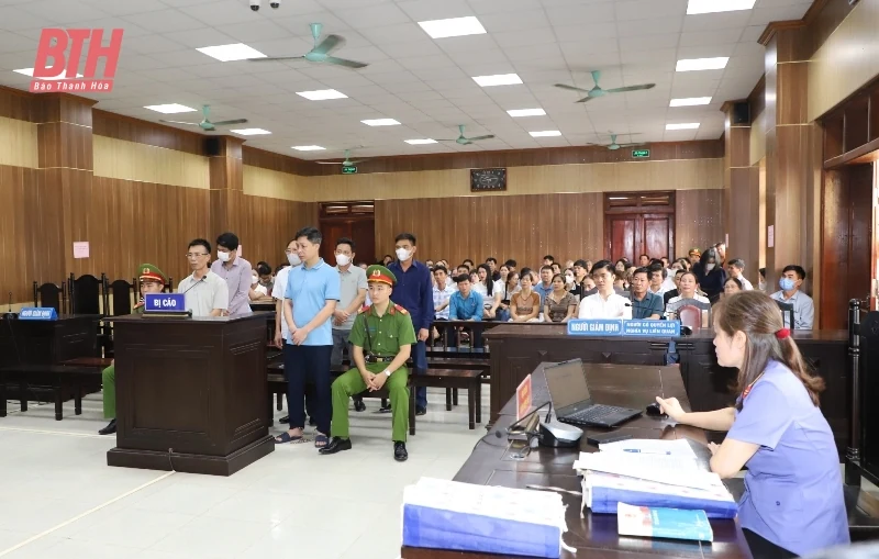 Cựu Chủ tịch UBND huyện Quảng Xương Trần Văn Công và đồng phạm hầu tòa