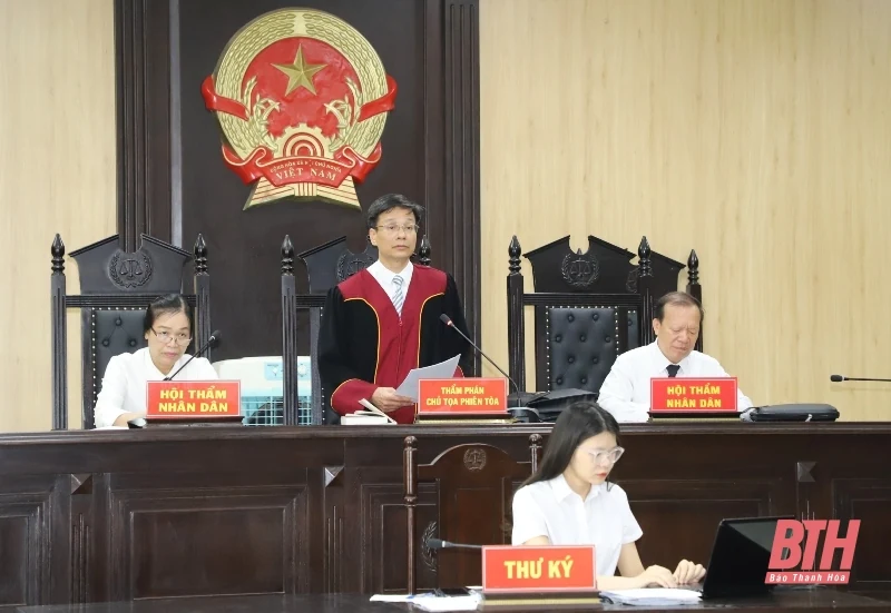 Cựu Chủ tịch UBND huyện Quảng Xương Trần Văn Công và đồng phạm hầu tòa