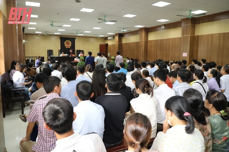 Cựu Chủ tịch UBND huyện Quảng Xương Trần Văn Công và đồng phạm hầu tòa