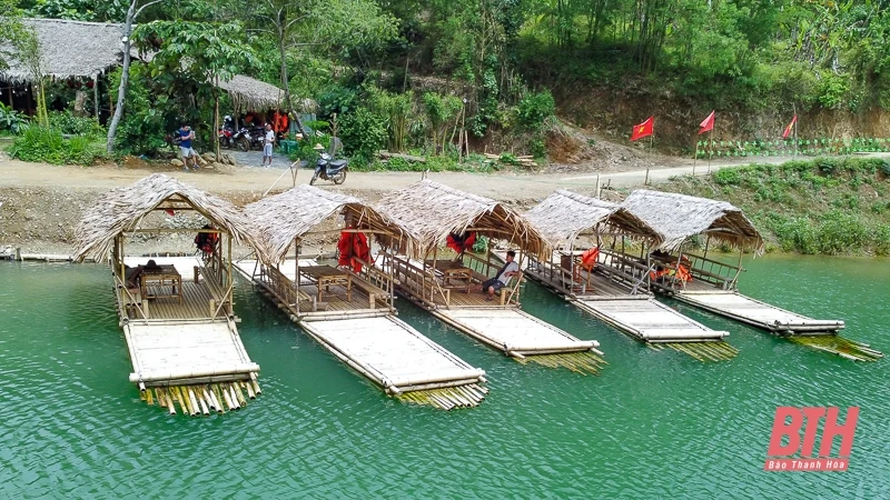 Chèo bè suối Chàm: Trải nghiệm bình yên ở Chiềng Lau