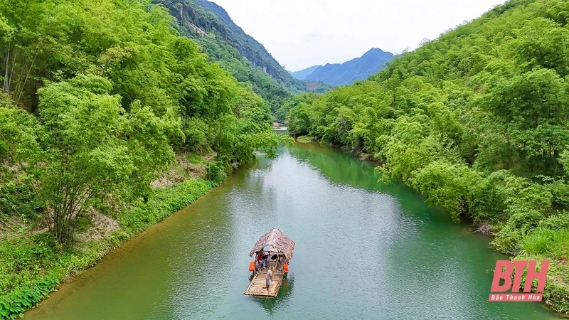 Chèo bè suối Chàm: Trải nghiệm bình yên ở Chiềng Lau