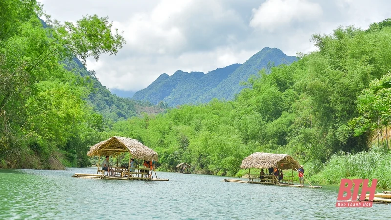 Chèo bè suối Chàm: Trải nghiệm bình yên ở Chiềng Lau