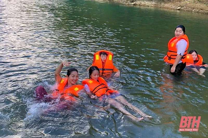 Chèo bè suối Chàm: Trải nghiệm bình yên ở Chiềng Lau