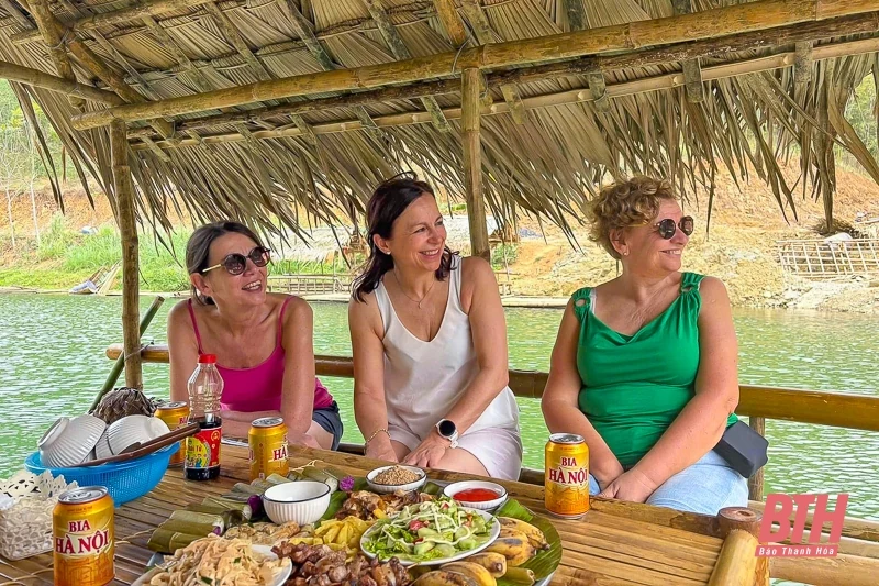 Chèo bè suối Chàm: Trải nghiệm bình yên ở Chiềng Lau